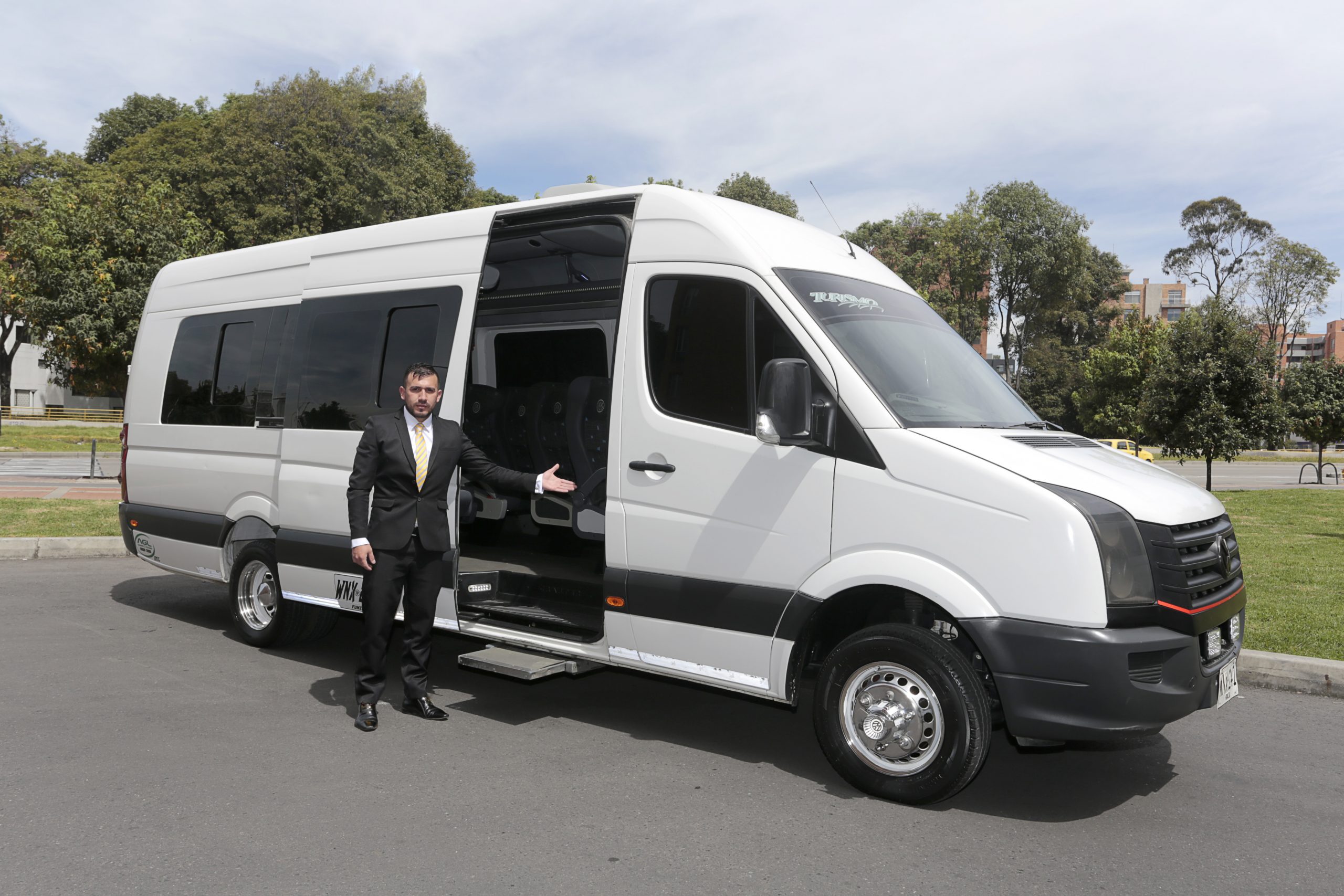 AGL Vans Transporte 24 horas con precios especiales. Conductor experimentado AGL Vans. Transporte 24 horas rápido, exclusivo, confotable, seguro, ágil y oportuno.