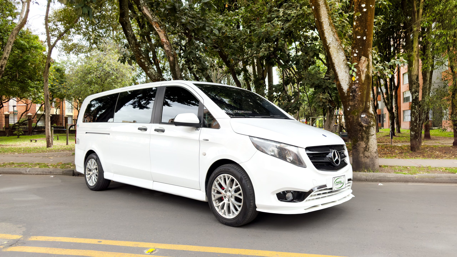 Van Mercedes Benz AGL Vans servicio de transporte especial